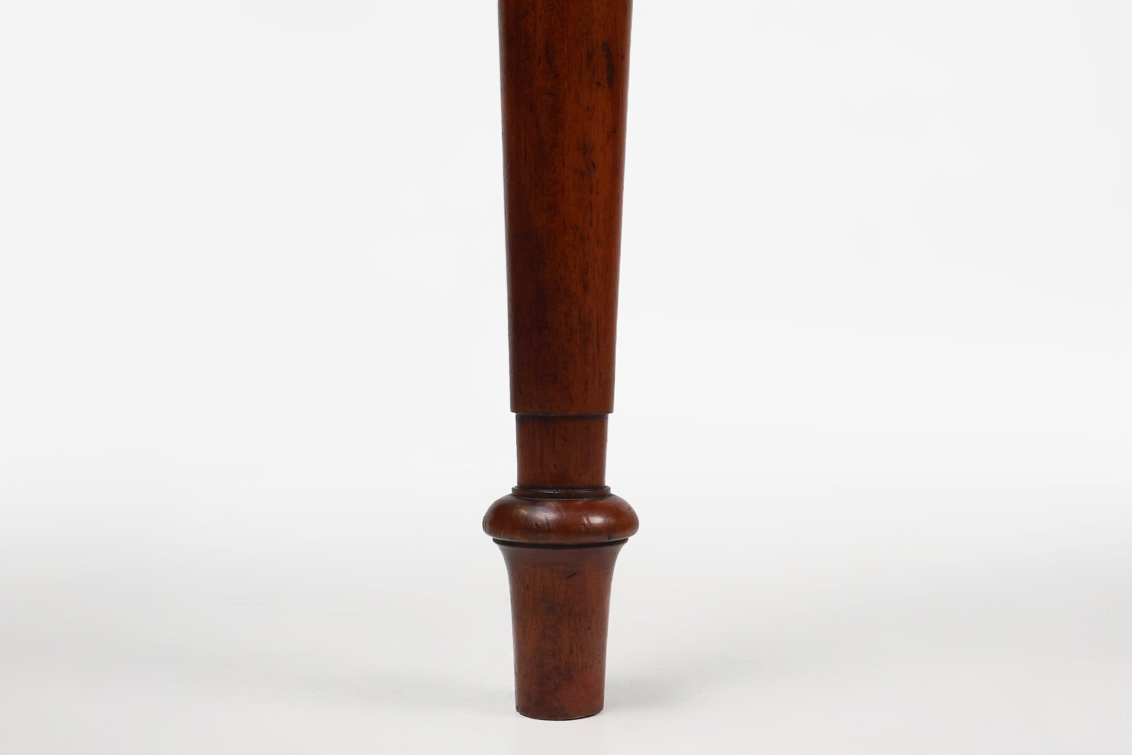 Elegant Mid 19th century English side table in full woodthumbnail
